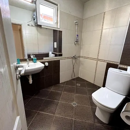 Lovely 2-bedroom Unit In Апартаменты *